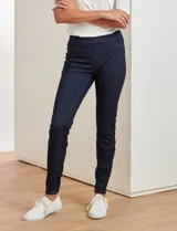 Jegging negro con pretina elastizada, bolsillos simulados delanteros y bolsillos aplicados traseros.