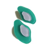 Par de aros colgantes con forma de aguacate, hechos de acrílico verde y gris.