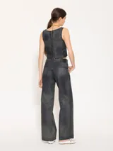Pantalón de jean de corte recto y tiro medio-bajo, confeccionado en denim 100% algodón con proceso de coating simil cuero en tono azulado. Presenta desgastes estratégicos que dejan ver la base natural.