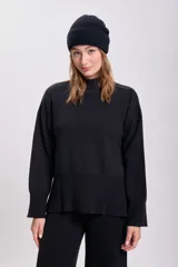 Polera de punto color negro con cuello alto.