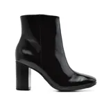 Bota corta de charol negro con punta redondeada y taco cuadrado.