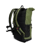 Mochila roll-up de 25 litros color negro, con cierre principal y sistema enrollable asegurado por dos hebillas. Presenta un bolsillo frontal con cierre, bolsillos laterales elásticos y compartimento interno acolchado para notebook de hasta 15 pulgadas. Incluye cinta posterior para enganche en carry on, tiras de hombros y panel trasero acolchados.