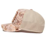 Gorra trucker color beige con estampado abstracto y parche bordado con la imagen de un caballo y la palabra "Stallion".