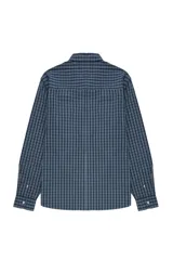 Camisa de corte oversize con estampado de cuadros, confeccionada en algodón. Presenta cuello clásico, cierre frontal con botones, manga larga con puños abotonados y un bolsillo aplicado en el pecho.