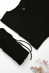 Set compuesto por camisón y bata de algodón, diseñado para brindar comodidad durante el embarazo, lactancia y postparto. Ambas piezas presentan un diseño minimalista en color negro.