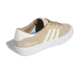 Championes Adidas modelo Matchbreak Super, color beige con detalles en blanco. Confeccionados en gamuza con las icónicas tres tiras laterales y suela de goma blanca.