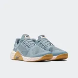 Championes de entrenamiento Reebok Nano X4 color celeste con suela tostada y detalles en tono rosado claro. Presentan capellada de malla transpirable, cordones tono sobre tono y refuerzo lateral característico de la línea Nano con el logo de la marca.