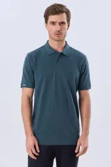 Remera polo de piqué de algodón color azul, de manga corta, con cuello camisero, cierre frontal de dos botones y pequeño logo bordado en el pecho.