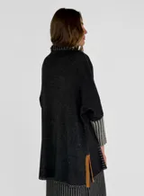 Saco azul de tejido de punto con rayas horizontales en tonos grises y detalles en rojo. Tiene corte holgado, mangas 3/4 y bolsillos laterales.