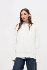 Buzo de punto tejido en algodón, con diseño de ochos y detalles en color blanco en sisas y ruedo. Presenta cuello redondo y calce holgado.