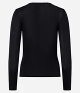 Suéter color crema de tricot con cuello redondo y manga larga.