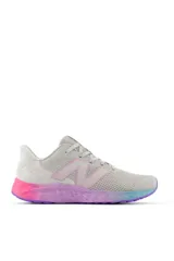 Championes de running New Balance de color gris claro, con el logo 'N' en tono rosado y suela con amortiguación Fresh Foam en degradé multicolor que combina fucsia, violeta y celeste.