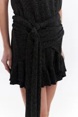Vestido corto strapless de color negro con destellos en lúrex, de diseño recto y falda con volados.
