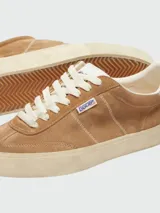 Championes Golden Goose modelo Soul Star, color marrón de gamuza con detalles en blanco.