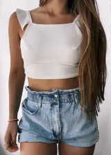 Short de jean celeste de tiro alto con cintura fruncida elástica y cierre frontal con dos botones metálicos. Presenta bolsillos delanteros y dobladillos anchos en los bordes.