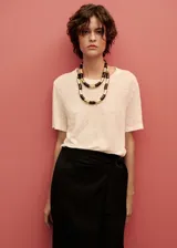 Falda midi tipo pareo color negro, con diseño recto, tiro medio y detalle de nudo ajustable en la cintura.