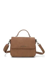 Cartera tipo bandolera Hush Puppies color caramelo, con solapa frontal, asa superior rígida y correa ajustable extraíble. Presenta herrajes metálicos en tono bronce y logo de la marca grabado en el frente.
