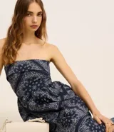 Vestido largo strapless de tricolina con estampado paisley en tonos azul marino y blanco.
