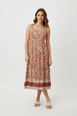 Vestido largo de viscosa con estampado floral, corte holgado, con elástico y cuello cuadrado.