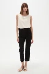 Pantalon jean de corte recto y tiro alto, color negro, con bolsillos laterales y traseros.