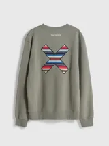 Buzo de cuello redondo color azul marino, con diseño de X bordada en la espalda con estampado étnico multicolor. Cuenta con el logo de la marca estampado en la parte superior de la espalda.