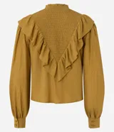 Blusa de manga larga color mostaza con cuello alto y detalle de panel delantero texturizado. Presenta volados aplicados en el busto y puños abotonados.