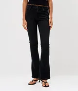 Pantalón jeans estilo bootcut de tiro bajo, con diseño clásico de cinco bolsillos, trabillas para cinturón y cierre frontal con botón y cremallera.