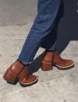 Botín de cuero color marrón con plataforma y taco geométrico.