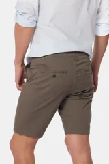 Bermuda clásica de color beige, confeccionada en una mezcla de algodón y spandex para mayor flexibilidad y comodidad.