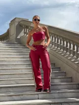 Pantalón rojo de cuero sintético con flecos largos en los laterales.