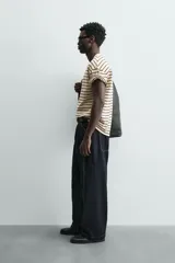 Camiseta color arena de algodón compacto, corte recto, cuello redondo y mangas cortas.