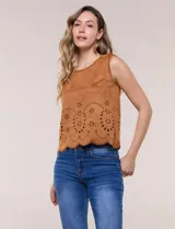 Blusa sin mangas de gamuza sintética color marrón, con escote redondo, corte recto semi holgado y diseño troquelado con motivos florales y geométricos en el borde inferior con terminación festoneada.