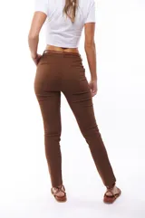 Pantalón marrón de corte skinny, con cintura alta y cinturón marrón.