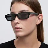 Lentes de sol rectangulares negros, con montura de bio-based G850 y patillas de propionato de celulosa. Lentes polarizadas TAC con protección UV400, recubrimiento anti-scratch y superhydrophobic.