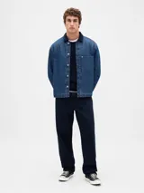 Buzo de punto con cuello redondo, manga larga y puños acanalados, confeccionado en tejido suave de textura fina.