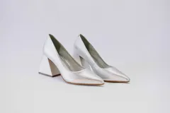 Zapatos de tacón color fucsia con textura croco, punta fina y tacón cuadrado forrado en cuero.