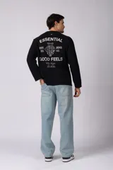 Buzo de cuello redondo y manga larga, confeccionado en tejido de punto acanalado de color negro. Presenta un diseño minimalista con un pequeño logo estampado en el pecho y un corte relajado.