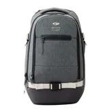 Mochila Rip Curl F-Light Posse 35L Classic Surf, color gris con base negra y detalles en blanco. Cuenta con compartimento principal con cierre, bolsillo frontal con cierre, correas acolchadas y ajustables, y correa de ajuste frontal con hebilla. Logo de la marca estampado en el frente.