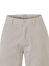 Pantalón de gabardina de corte recto color marrón claro, con tiro medio, bolsillos laterales y traseros, y cierre frontal.