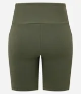 Bermuda deportiva de tiro alto con cintura ancha, confeccionada en tejido de poliamida con elastano, ofreciendo un ajuste cómodo y gran movilidad.