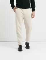 Pantalón jogging de tejido circular con cintura elástica y cordón ajustable. Presenta puños elastizados en el ruedo y bolsillos laterales.