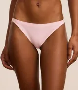 Kit de tres bombachas colaless de poliamida texturizada sin costuras, con laterales estrechos y recorte hilo. Incluye una bombacha blanca, una rosa y una celeste.