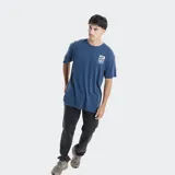 Remera de corte oversize color azul, con cuello redondo y manga corta. Presenta un pequeño estampado gráfico en el pecho con el logo de la marca Reef.