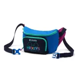 Riñonera de edición especial Columbia x Disney, con diseño multicolor en tonos azul, violeta y verde. Cuenta con un compartimento principal y un bolsillo frontal con cierre, ambos con tiradores prácticos. Incluye el logo de Columbia y un parche gráfico de Mickey's Outdoor Club en el frente, además de una correa ajustable con hebilla de cierre rápido.