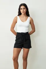 Short negro de tiro alto con cintura elastizada y lazo para ajustar.