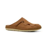Zueco casual Korium Confort modelo Suria, color tostado, con diseño cerrado en la parte delantera y aberturas laterales. Cuenta con tira ajustable con velcro en el empeine, costuras visibles a contratono y suela plana.
