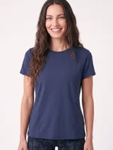 Remera deportiva negra de manga corta, con costuras laterales visibles y calce ajustado.