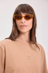 Remera de algodón color camel, corte holgado y manga corta, con un pequeño bordado de un sol en el pecho.