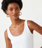 Blusa musculosa color gris claro, con escote en U y breteles anchos. Confeccionada en poliamida y poliéster.