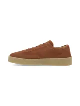 Championes de gamuza color marrón con cordones al tono y suela de goma texturizada en color beige.